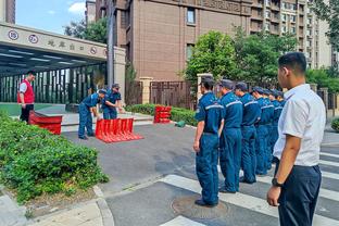 Phóng viên: Đội Thân Hoa đến Thâm Quyến vẫn chưa vào ở cùng một khách sạn, đội Thân Hoa không thấy C La